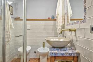 ein Badezimmer mit einem Waschbecken und einem WC in der Unterkunft Casa Sofia - Together in Tuscany in Cortona
