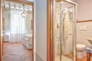 ein Badezimmer mit Dusche, Toilette und Waschbecken in der Unterkunft Casa Sofia - Together in Tuscany in Cortona