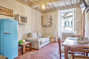 ein Wohnzimmer mit Sofa und Tisch in der Unterkunft Casa Sofia - Together in Tuscany in Cortona