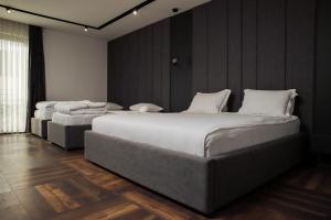 Uma cama ou camas num quarto em Triumf Hotel