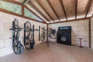 una habitación con dos bicicletas colgando en la pared en Finca Es Torrent, en Campos 53 fotos más