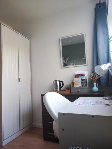 ein Schlafzimmer mit einem Waschbecken und einem Spiegel an der Wand in der Unterkunft Cosy House in Birmingham Excellent connections to city centre in Birmingham