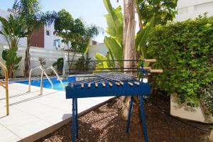een blauwe slagkooi naast een zwembad bij Villa Maris in Protaras