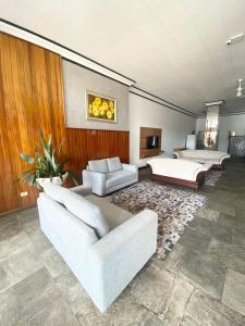 uma sala de estar com dois sofás e um tapete em Hotel Cidade De Bauru em Bauru