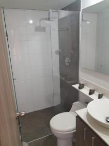a bathroom with a toilet and a glass shower at Apartamento inigualable en la ciudad de Medellín excelente vista piso 25 in Medellín