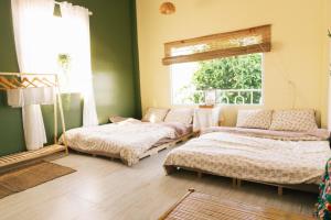 Llit o llits en una habitació de Phòng Chôm Chôm (Rambutan Room) - Nhà Mơ Homestay Bến Tre
