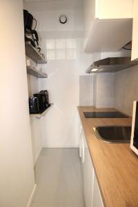 eine kleine Küche mit einer Theke und einem Waschbecken in der Unterkunft Studio à 200m de la mairie - Centre historique in Aix-en-Provence