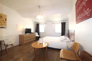 a bedroom with a bed and a table and chairs at Studio centre historique 200 m de la mairie - Climatisé in Aix-en-Provence