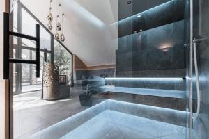 uma casa de banho com uma cabina de duche ao nível do chão e um lavatório. em MYALPS Tirol em Oetz