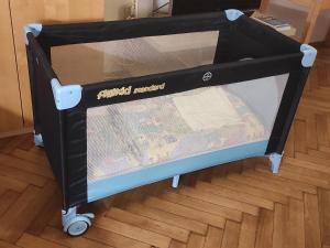 een kleine bagagekar met een kaart erop bij Apartment Maximilian in Bratislava