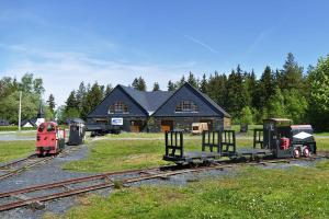 twee treinen op rails voor een gebouw bij Ferienwohnung zur Alten Brauerei, free Wi-Fi+Parken, 3 Schlafzimmer, Grillecke in Lehesten