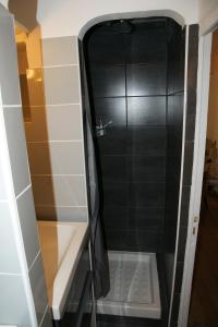 a shower with a glass door in a bathroom at Studio centre historique 200 m de la mairie - Climatisé in Aix-en-Provence