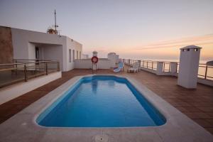 una piscina en el tejado de una casa en Apartamento Maravilla Tropical - La Herradura, en Almuñécar