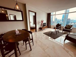 salon ze stołem i kanapą w obiekcie Vortex Suites KLCC by Nadia Guesthouse Kuala Lumpur w Kuala Lumpur