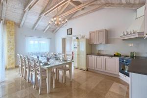 uma cozinha com uma mesa de jantar e cadeiras em Villa Lapis - Happy Rentals em Buzet
