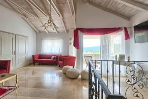 uma sala de estar com mobiliário vermelho e uma grande janela em Villa Lapis - Happy Rentals em Buzet