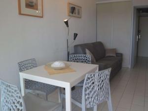 Uma área de estar em Appartement Fréjus, 1 pièce, 4 personnes - FR-1-226A-345