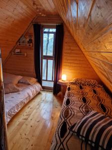 a bedroom with a bed in a log cabin at Mini saunahouse 