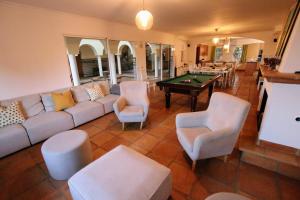 ein Wohnzimmer mit einem Sofa und einer Tischtennisplatte in der Unterkunft TESS Villa La Favorita in Alhaurín de la Torre