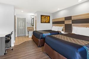 um quarto de hotel com duas camas e uma casa de banho em Bay Breeze Inn em Oakland