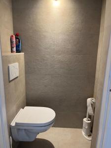 W pokoju znajduje się łazienka z białą toaletą. w obiekcie Bright Apartment With Sea View w Ostendzie