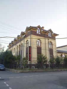 een groot gebouw aan de straatkant bij Elite Hotel in Tasjkent