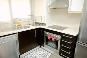 una piccola cucina con lavandino e piano cottura di Homenfun Barcelona Paseo de Gracia Diagonal a Barcellona