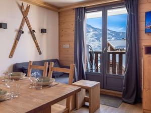 a dining room with a table and a large window at Appartement moderne à Val Thorens - 4 pers - 1 chambre, 1 cabine, skis aux pieds, balcon - FR-1-637-30 in Val Thorens