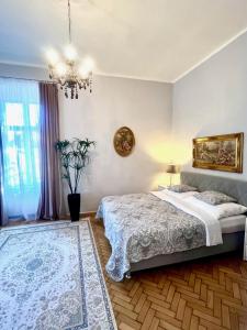 um quarto com uma cama e um lustre em Luxuriöse Appartements in Wienerwald Residenz em Baden