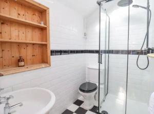 une salle de bain avec toilettes, lavabo et douche dans l'établissement Beautiful 4 Bed Beach House - Pool table & Parking, à Pakefield 19 autres photos