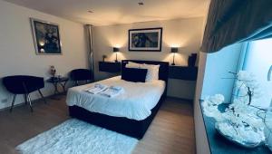 een slaapkamer met een bed met twee handdoeken erop bij La Maison Attila en Ardennes in Libin