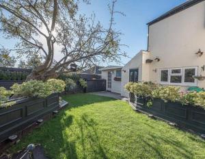 une cour avec une clôture et une maison dans l'établissement Beautiful 4 Bed Beach House - Pool table & Parking, à Pakefield