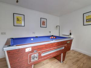 Cette chambre dispose d'une table de billard. dans l'établissement Beautiful 4 Bed Beach House - Pool table & Parking, à Pakefield
