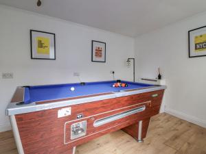 a room with a pool table in a room at Beautiful 4 Bed Beach House - Pool table & Parking in Pakefield