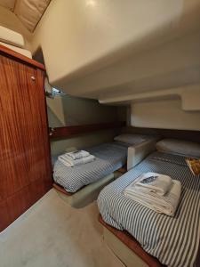 dwa łóżka w małym pokoju na łodzi w obiekcie Seacascais, Lda w mieście Cascais