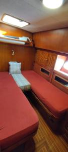 een slaapkamer met een rood bed in een boot bij PRUVA YACHT in Istanbul