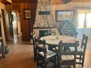 uma sala de jantar com uma mesa e uma lareira em Casa Inmaculada em Maspalomas