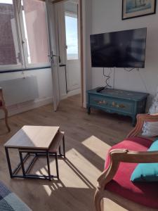 Μια τηλεόραση ή/και κέντρο ψυχαγωγίας στο Appartement avec vue sur mer
