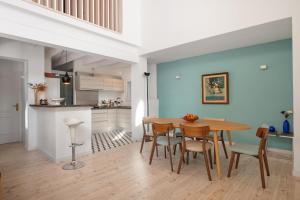 a kitchen and dining room with a wooden table and chairs at Villa Estranys, con piscina privada in Alcudia