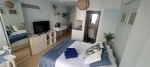 Telewizja i/lub zestaw kina domowego w obiekcie Beach House Apartment, Playa Malagueta