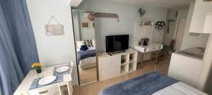 Telewizja i/lub zestaw kina domowego w obiekcie Beach House Apartment, Playa Malagueta