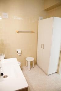 een badkamer met een toilet en een witte koelkast bij Apartamento Tamarindos II in Benalmádena