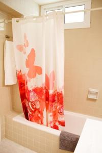 a bathroom with a shower curtain with butterflies on it at Apartamento Tamarindos II in Benalmádena