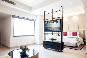 Postel nebo postele na pokoji v ubytování Golden Tulip Lucknow
