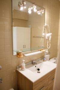 y baño con lavabo y espejo. en Apartamento Tamarindos II, en Benalmádena