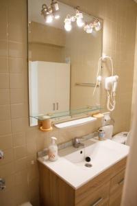 a bathroom with a sink and a mirror at Apartamento Tamarindos II in Benalmádena