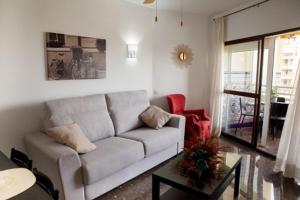 a living room with a couch and a table at Apartamento Tamarindos II in Benalmádena