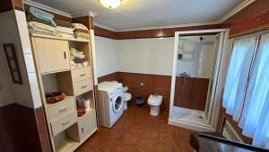 ein kleines Badezimmer mit Toilette und Waschbecken in der Unterkunft Casa Rural La Quinta del Taraceo in Muros de Nalón + 31 Fotos