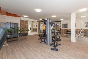 een fitnessruimte met fitnessapparatuur in een kamer bij Ferienwohnung "Haffsonne" - Whg 7 10 in Zirchow