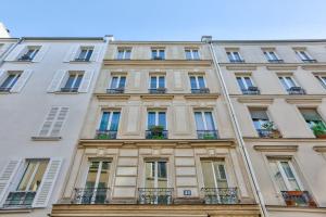Pretty 24 m near Batignolles